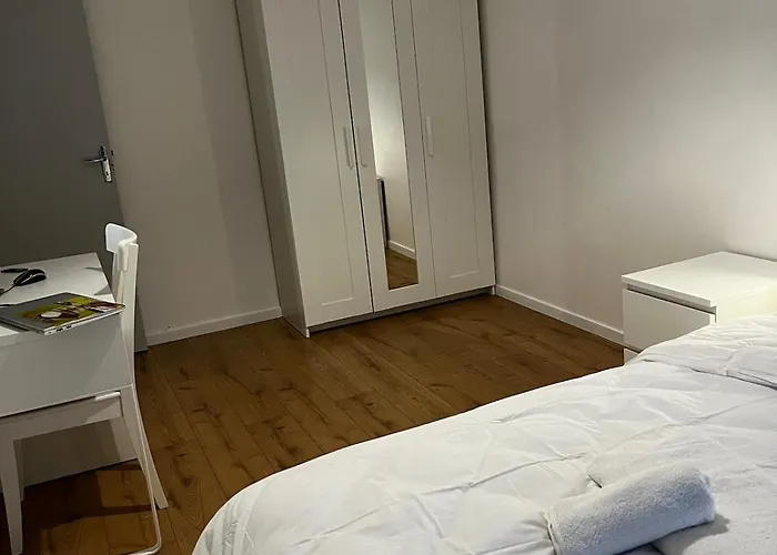 Beautiful Located In A Quiet 아파트